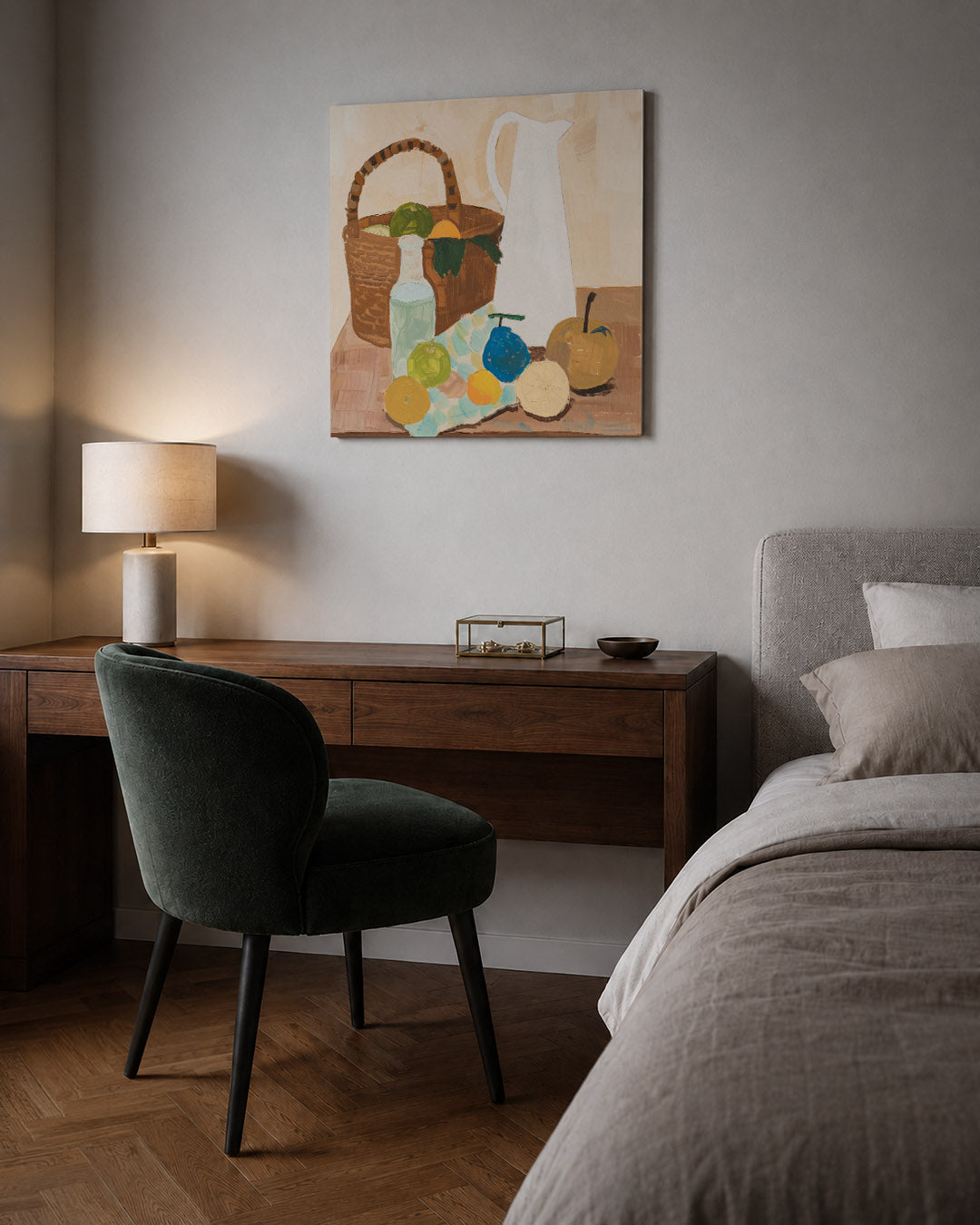 Fruit en mand kunstwerk – sfeerbeeld – dit werk toont een stilleven met een mand, fruit en een karaf. De kleuren zijn warm en