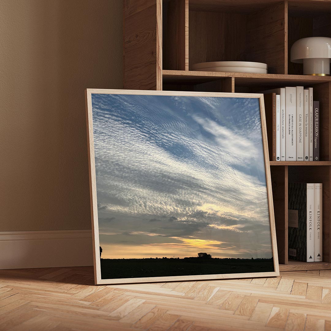 Luchtlandschap bij zonsondergang poster – detailweergave – deze poster toont een uitgestrekt wolkendek bij zonsondergang, met