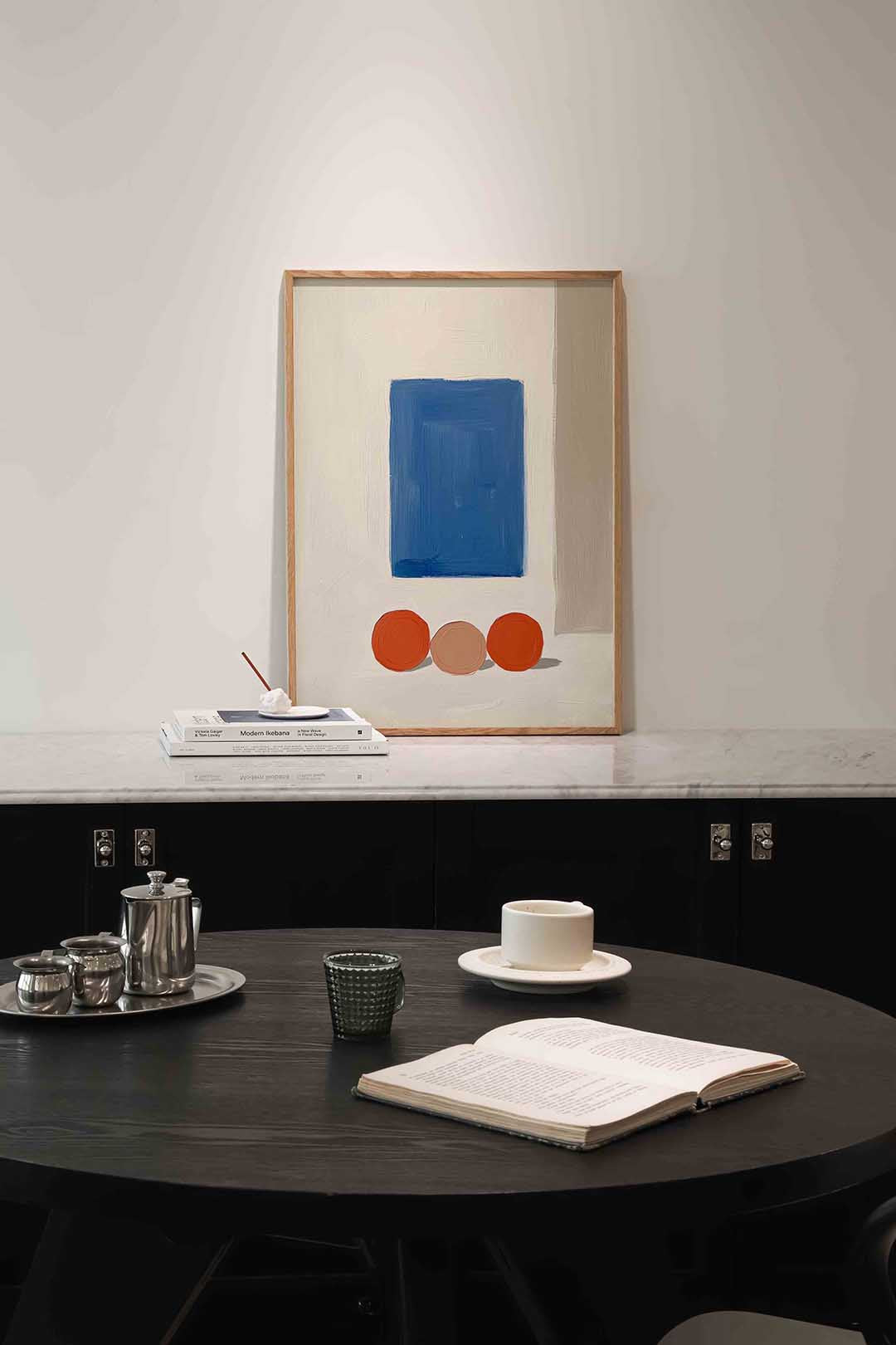 Blauwe rechthoek en cirkels – moderne poster in staand formaat