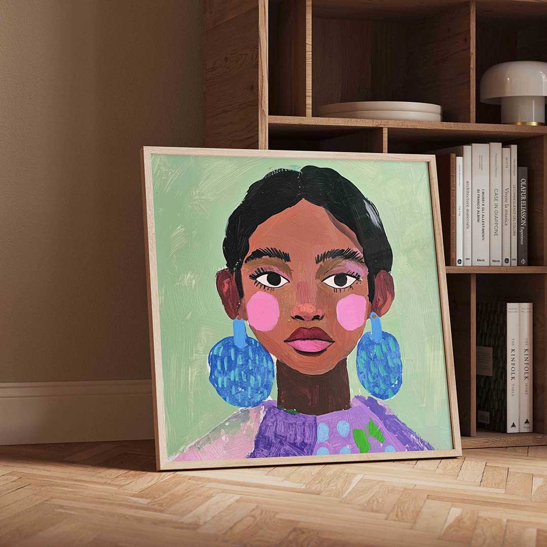 Portret met blauwe oorbellen – vierkante moderne wanddecoratie van WallArtistic