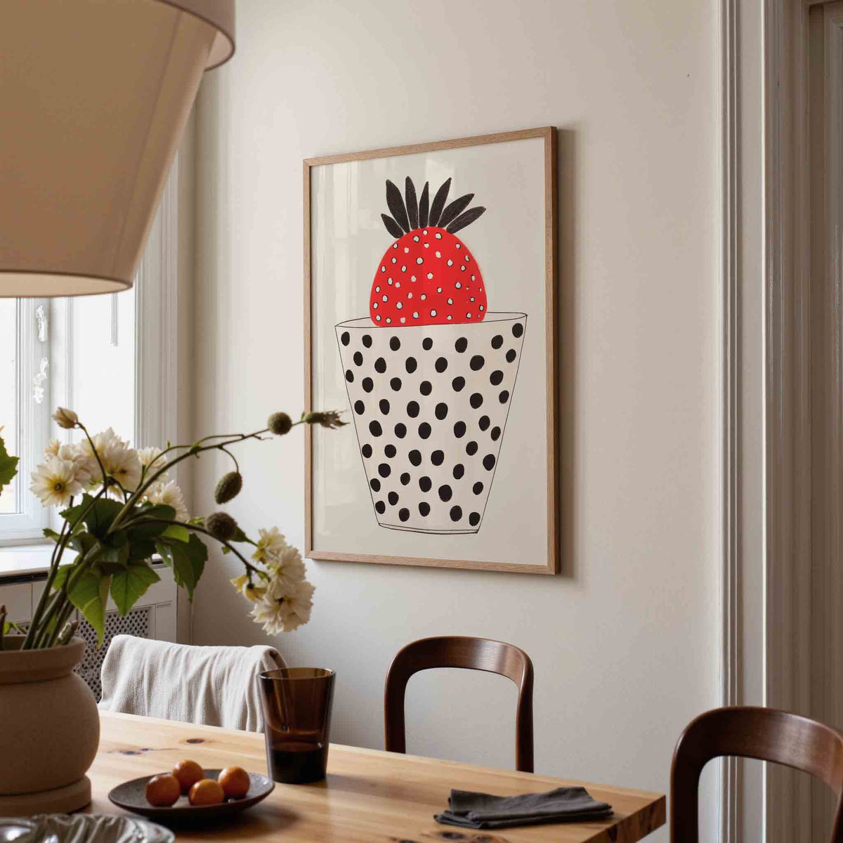 Aardbei in gestippelde vaas – kunst en design poster in portret formaat
