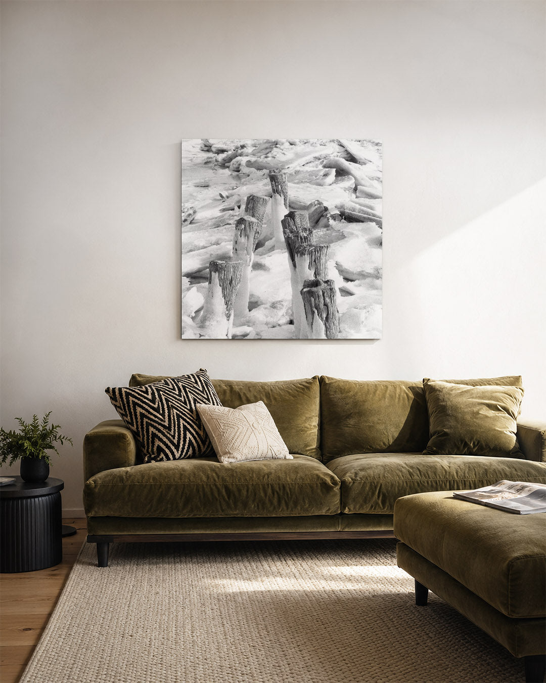 Ijs en hout kunstwerk – derde productweergave – deze kunstwerk toont verweerde houten palen omgeven door ijs. De texturen van