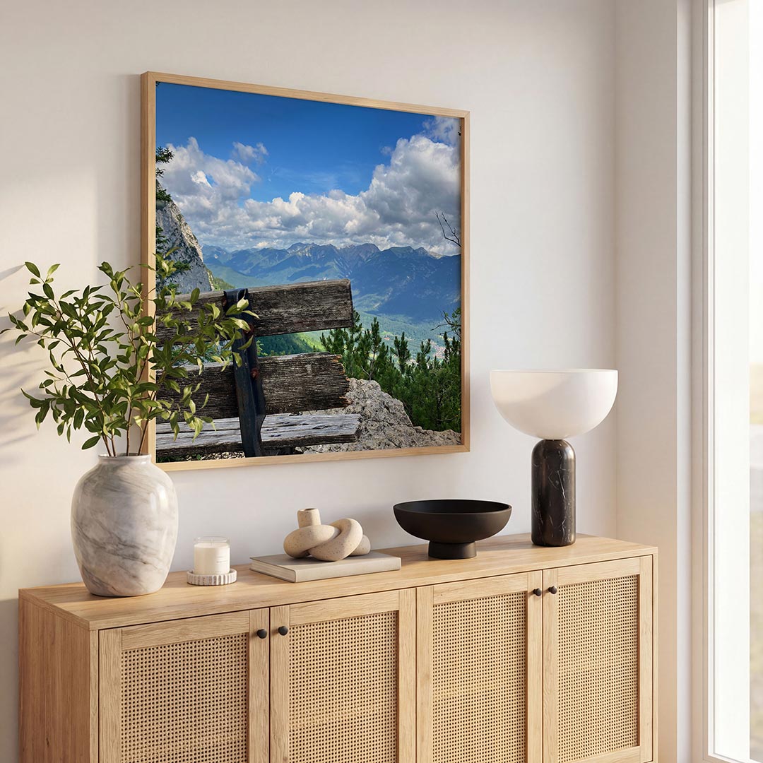 Berglandschap met bank poster – tweede productweergave – een verweerde houten bank staat op de voorgrond met een uitgestrekt