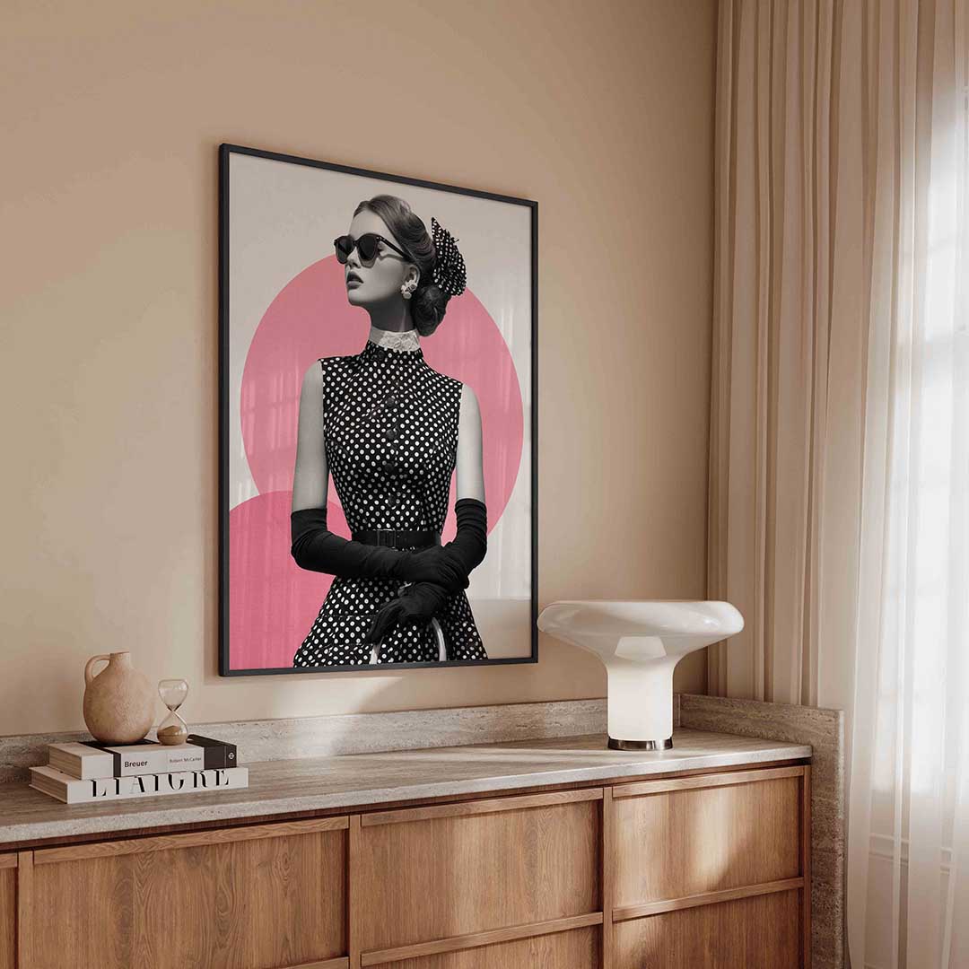 Vrouw met stippenjurk – kleurrijke Pop Art poster in staand formaat