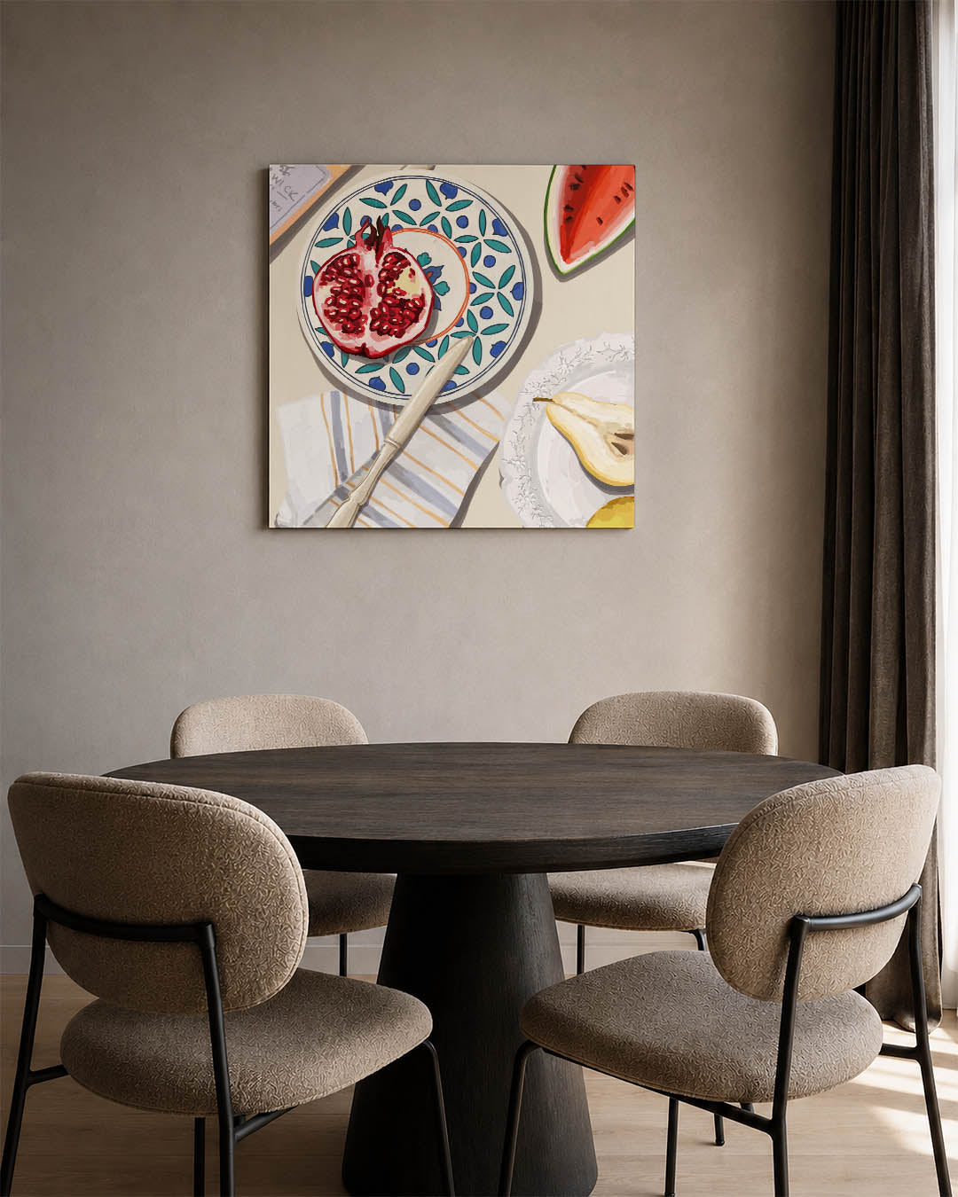 Fruit en servies kunstwerk – vierkante wanddecoratie – dit kunstwerk toont een kleurrijke compositie van fruit en servies. De