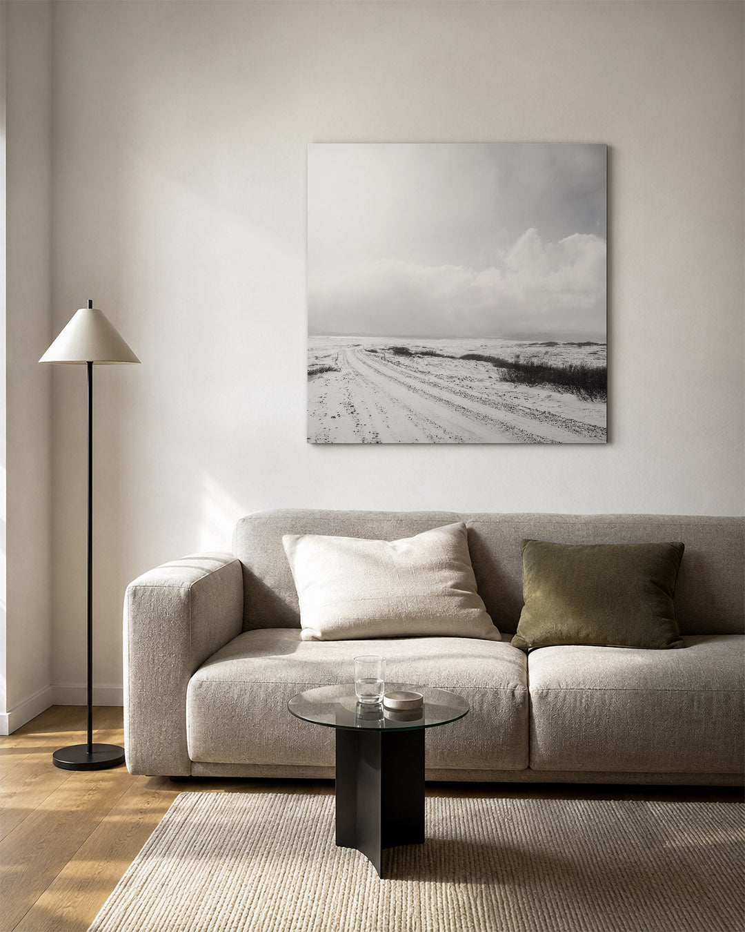Weg in winterlandschap kunstwerk – vierkante wanddecoratie – een besneeuwd landschap met een kronkelende weg onder een