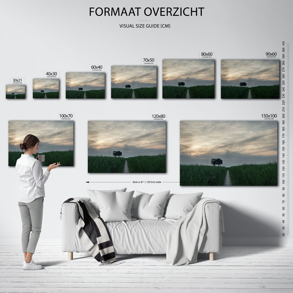 Hut in het veld poster – sfeerbeeld – een houten hut staat in een uitgestrekt groen veld onder een bewolkte lucht. De horizon
