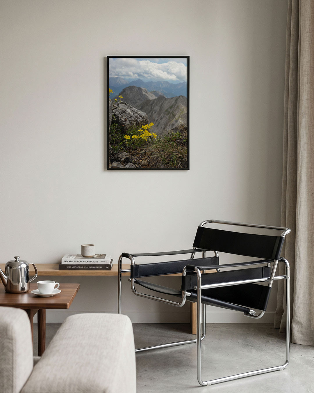 Berglandschap met bloemen poster – tweede productweergave – een rotsachtig berglandschap met levendige gele bloemen op de