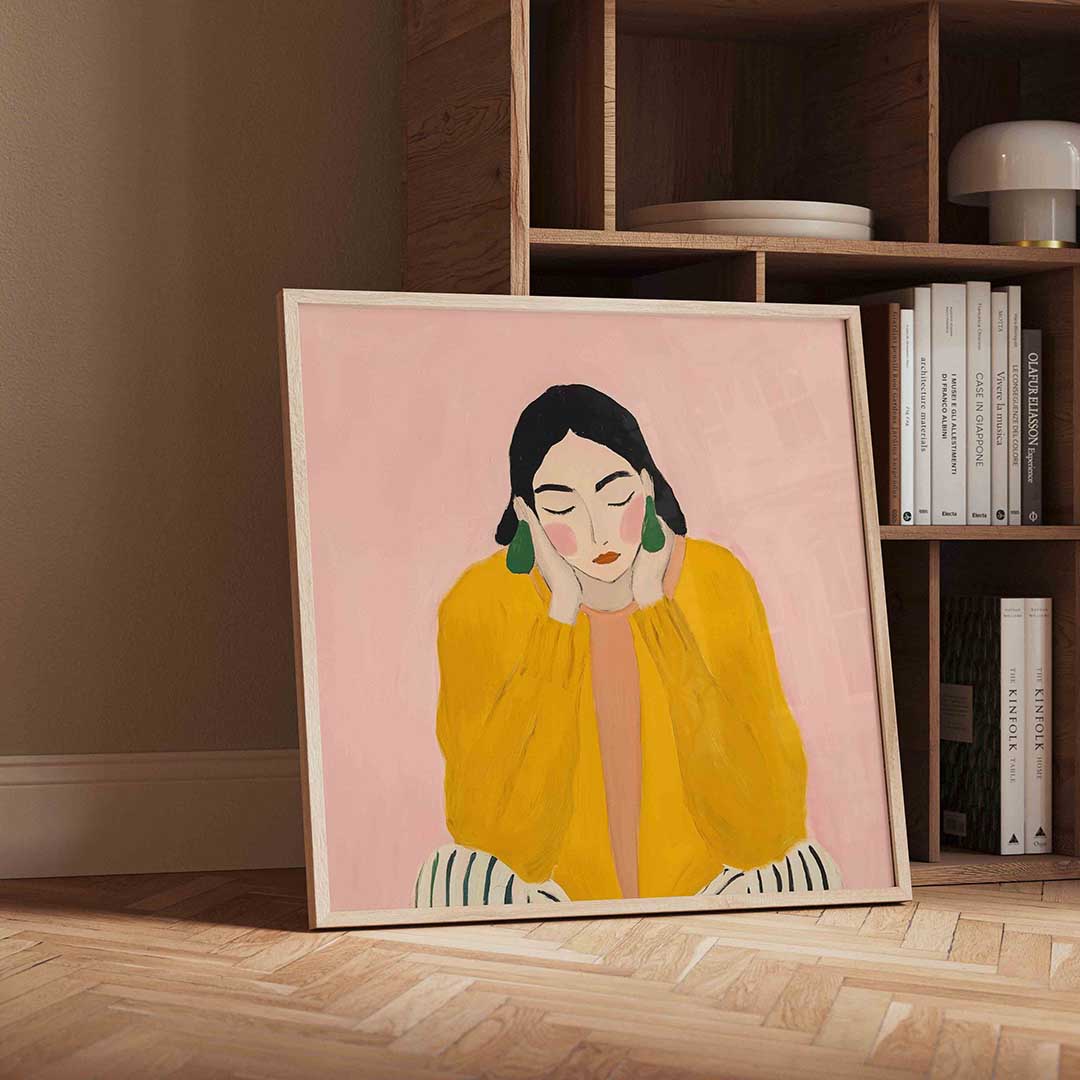 Vrouw met gele trui – vierkante moderne wanddecoratie van WallArtistic