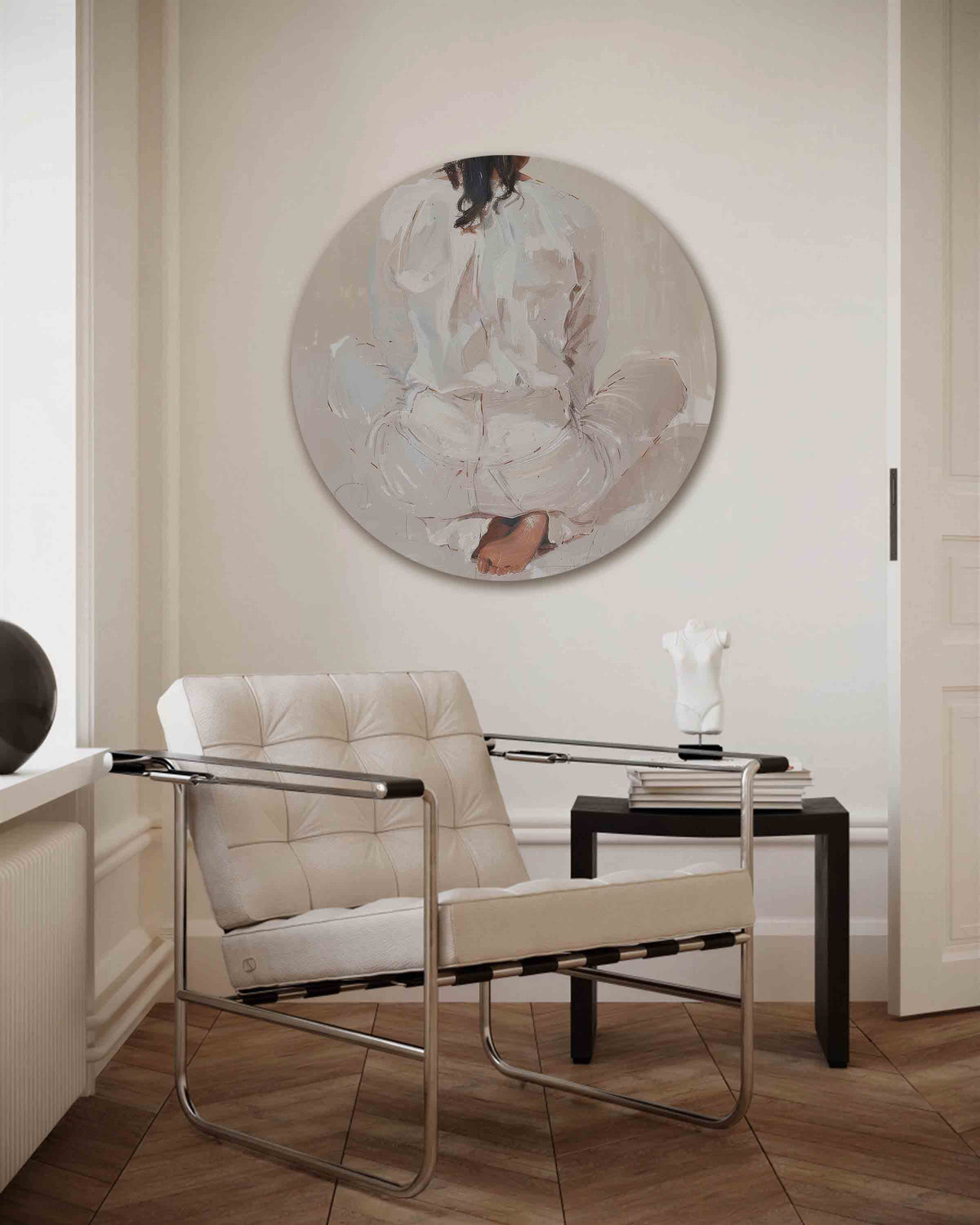 Zittende figuur – kleurrijke muurcirkel als ronde wanddecoratie