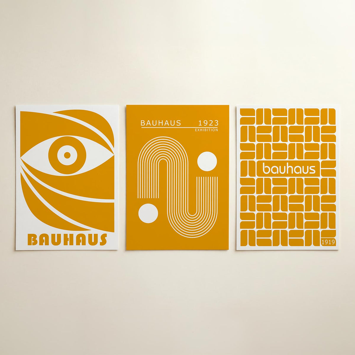 Oog en lijnen posterset – detailweergave – een opvallend oog in oranje met vloeiende lijnen en een ronde vorm. De compositie