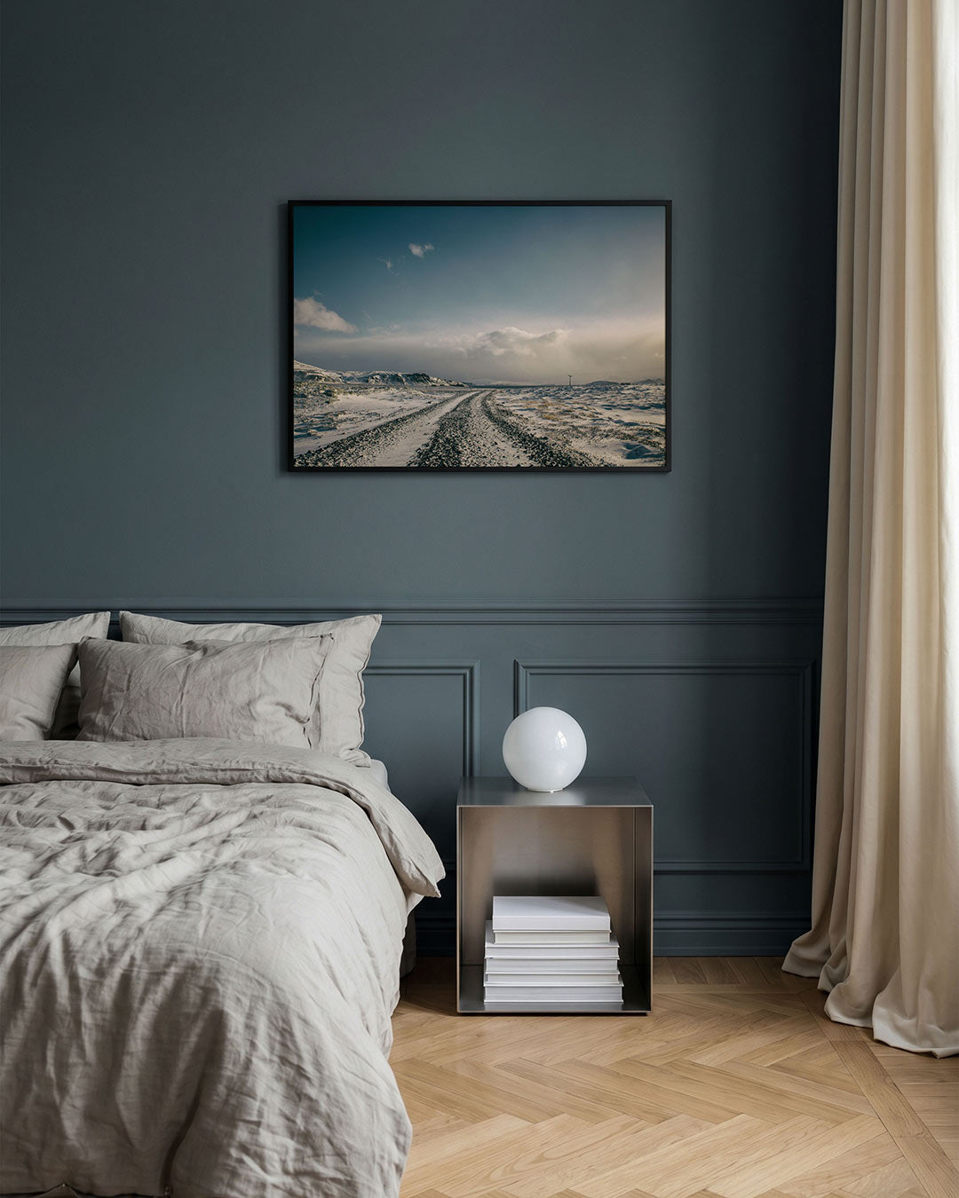 Winterse landschap poster – detailweergave – een uitgestrekt winterlandschap met een kronkelende weg. De lucht is helder met