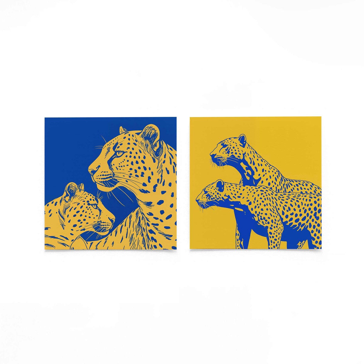Twee vierkante posters met gelepanters op een gebroken witte achtergrond