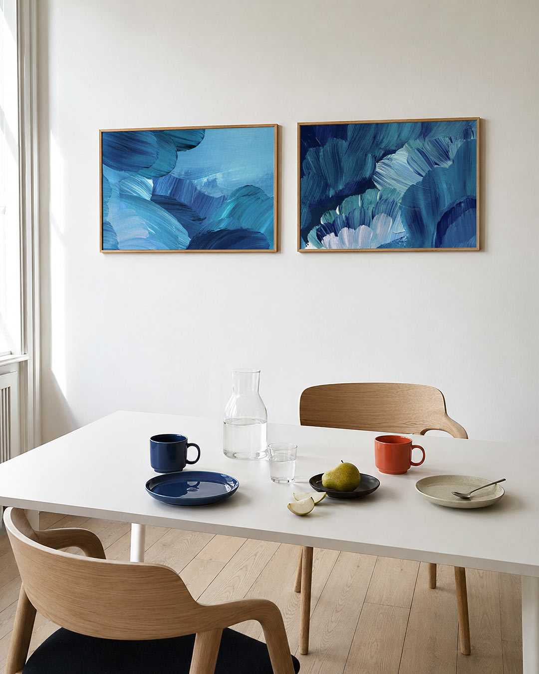 Twee liggende posters met deze tweedelige posterset heeft blauwe penseelstreken, aan de muur in een interieur