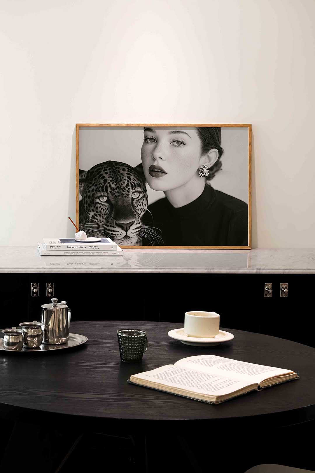 Vrouw en luipaard – portret poster in liggend formaat