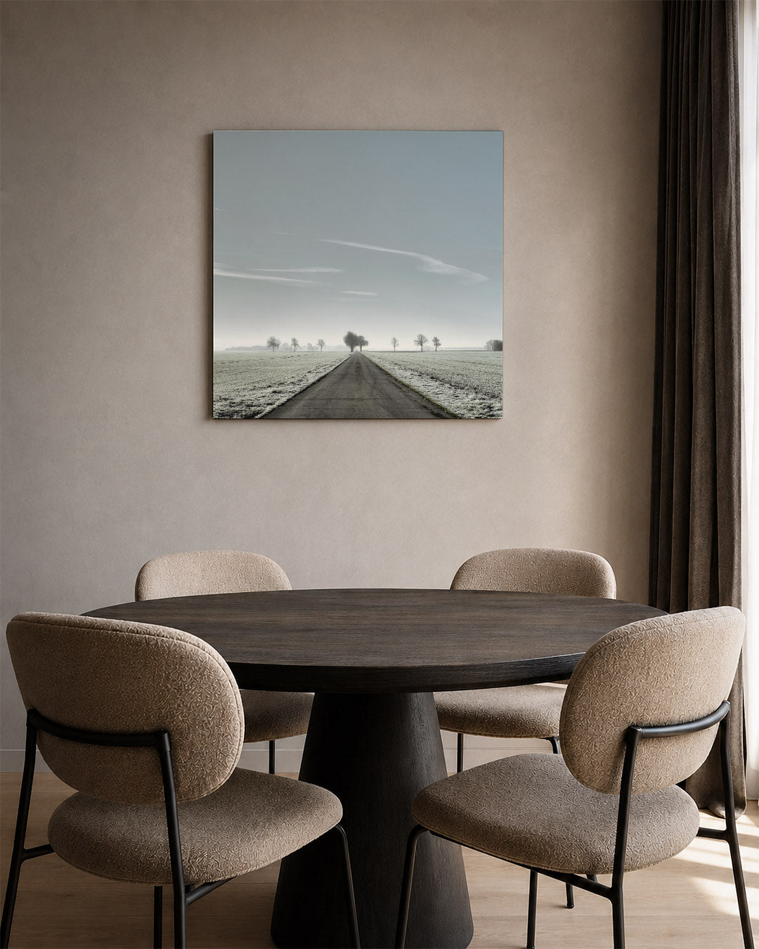 Rustige weglandschap kunstwerk – tweede productweergave – een lange weg strekt zich uit naar de horizon, geflankeerd door