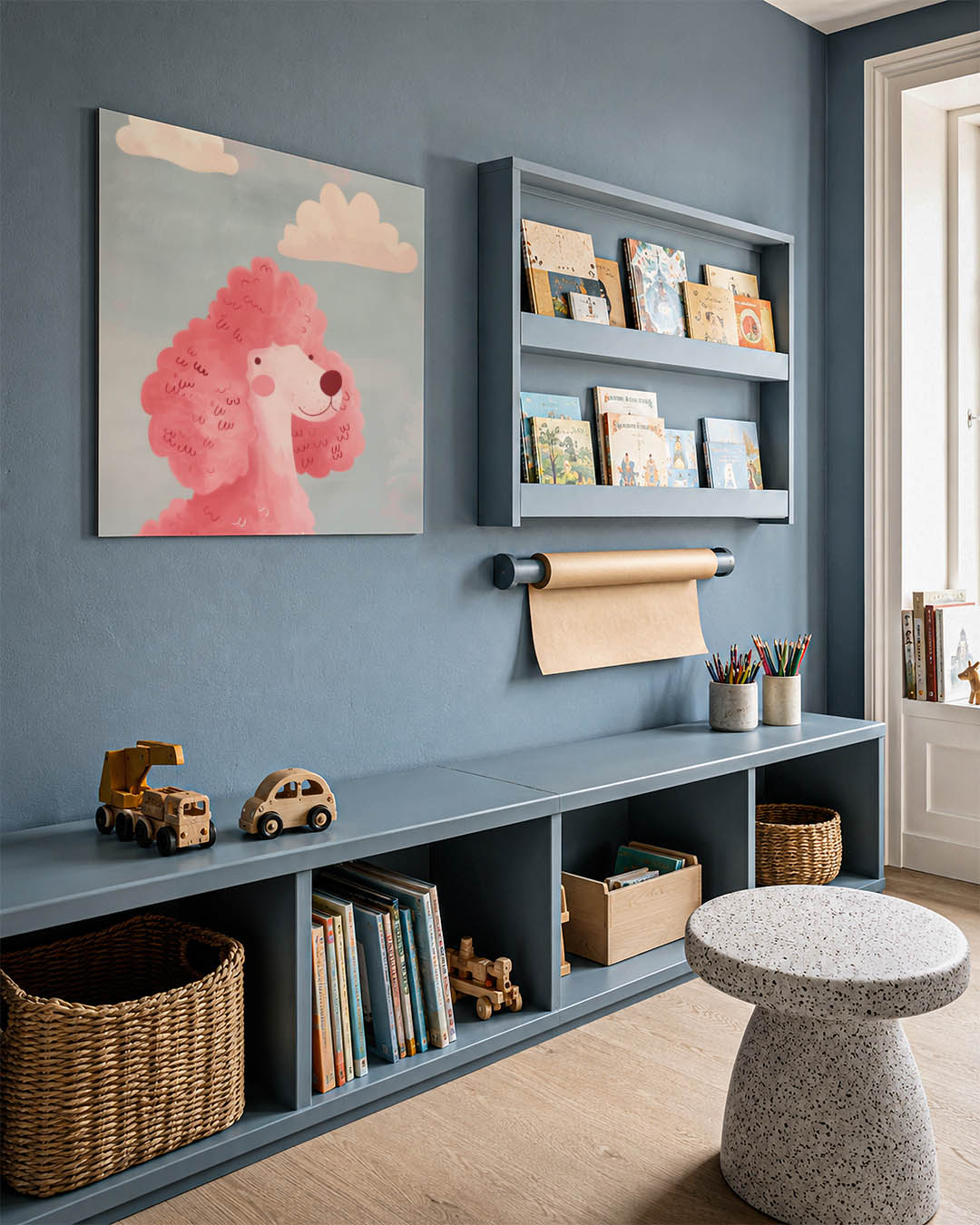 Vrolijke hond kunstwerk – detailweergave – dit kunstwerk toont een roze hond met krullend haar tegen een blauwe lucht met
