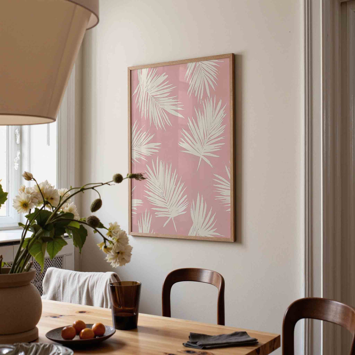 Beige bladeren op roze – eigentijdse illustratie poster in staand formaat