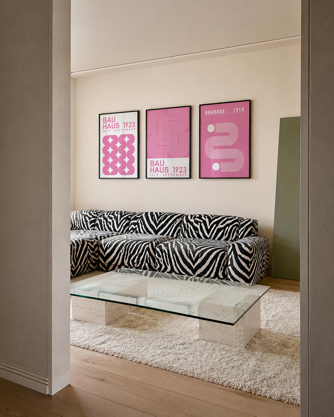 Roze vormenritme posterset – tweede productweergave – deze posterset in drie delen toont een speelse herhaling van roze