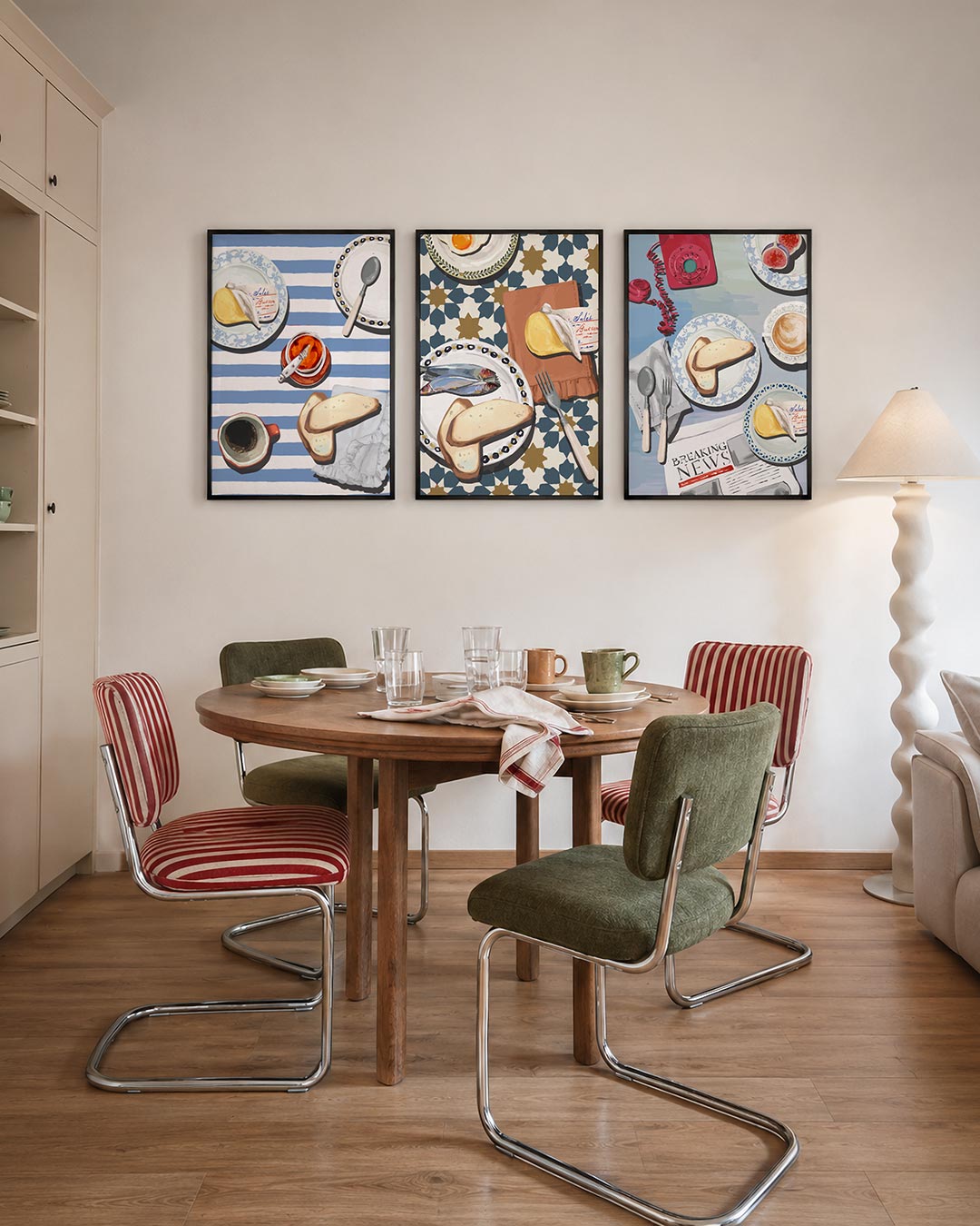 Ontbijt op strepen driedelige posterset – een speelse compositie van ontbijtitems op een blauw-wit