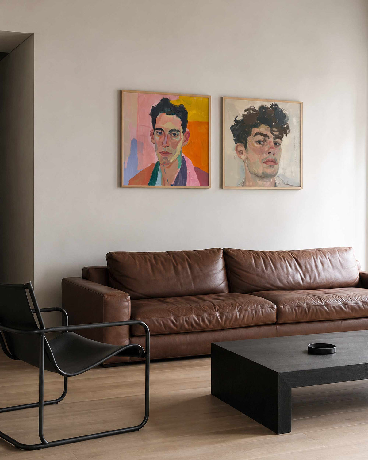 Interieurpresentatie van een tweedelige vierkante posterset met geschilderde portretten