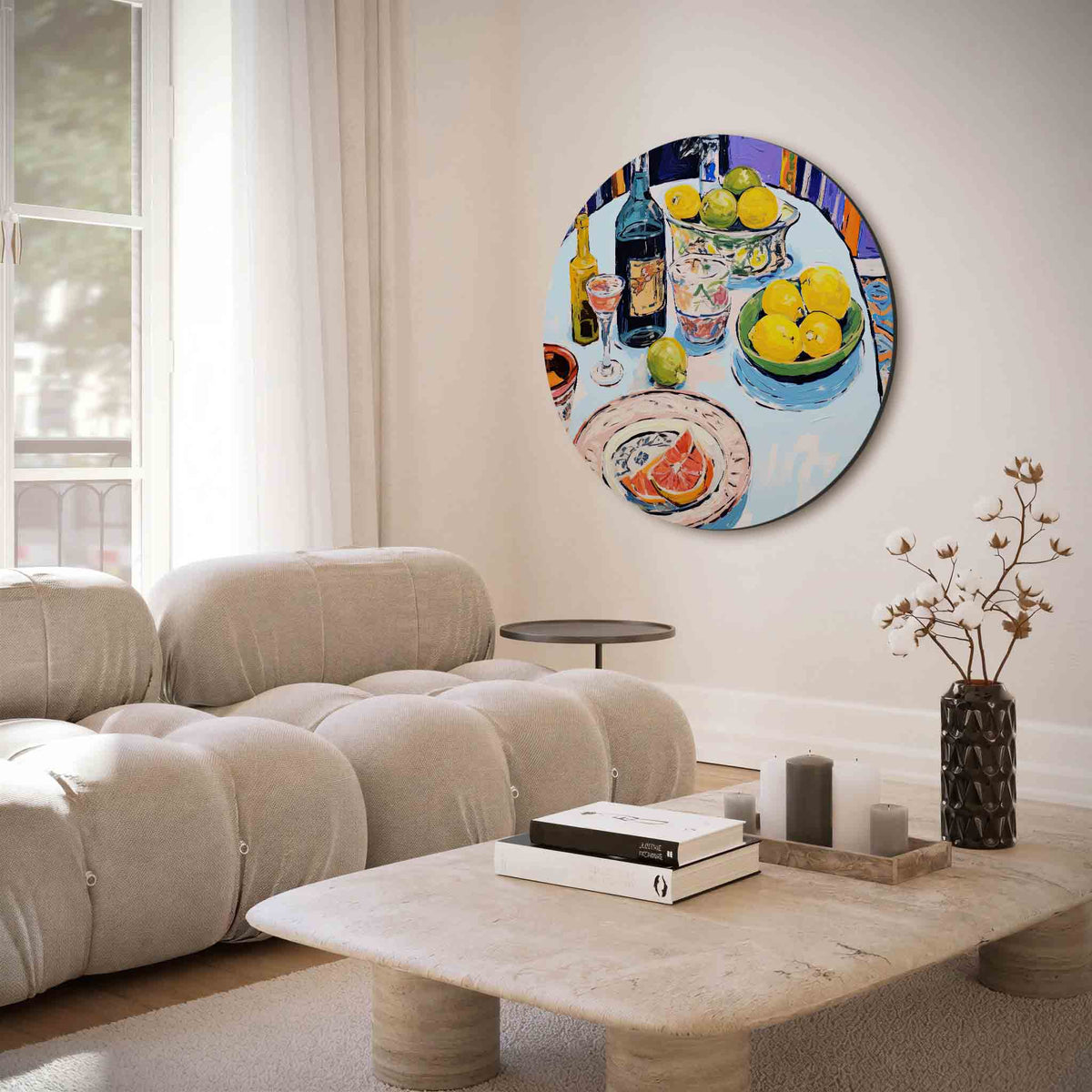Citrus en flessen op tafel – muurcirkel met abstracte texturen voor aan de muur