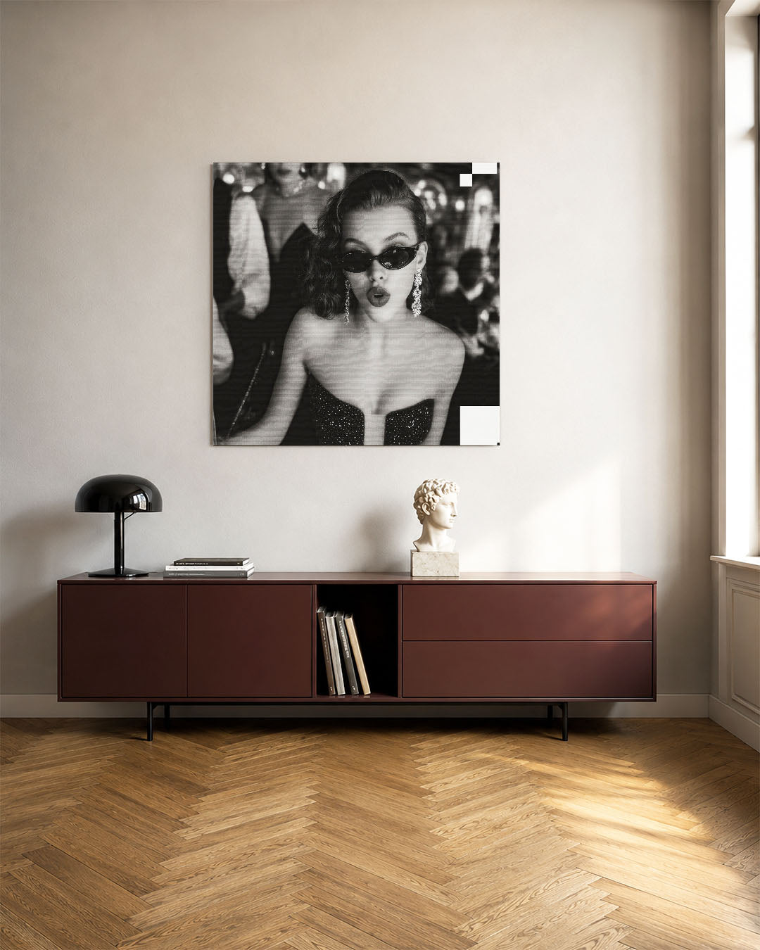Stijlvolle glamour kunstwerk – tweede productweergave – dit kunstwerk toont een vrouw in een elegante setting. De zwart-wit