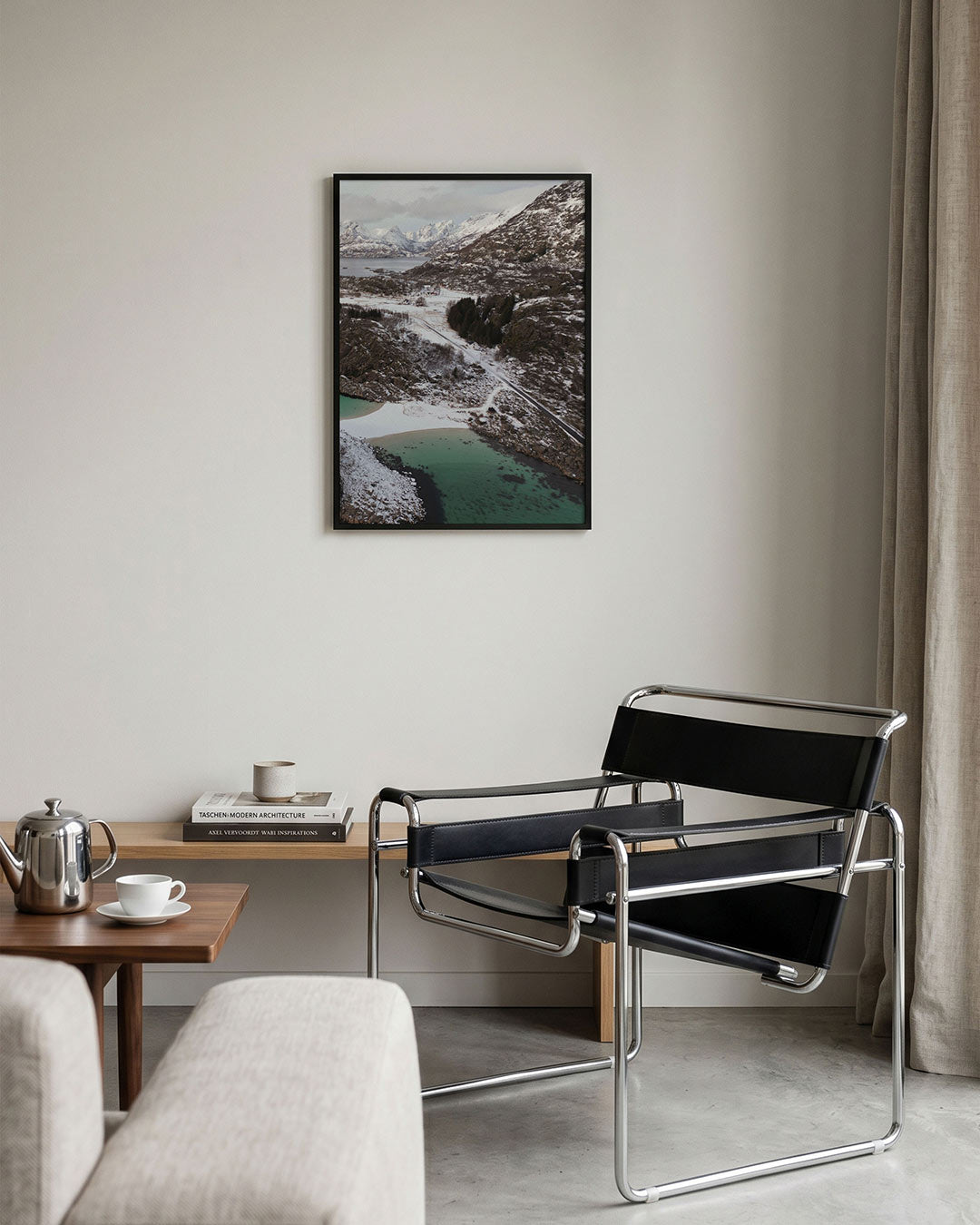Winterse berglandschap poster – tweede productweergave – een serene winterse scène met besneeuwde bergen en een turquoise