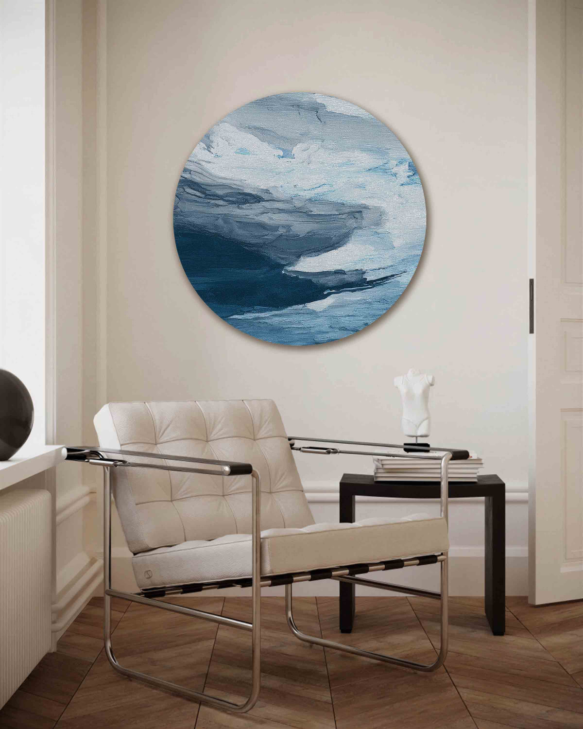 Blauwe lucht en wolken – vrouwelijk portret muurcirkel als wanddecoratie