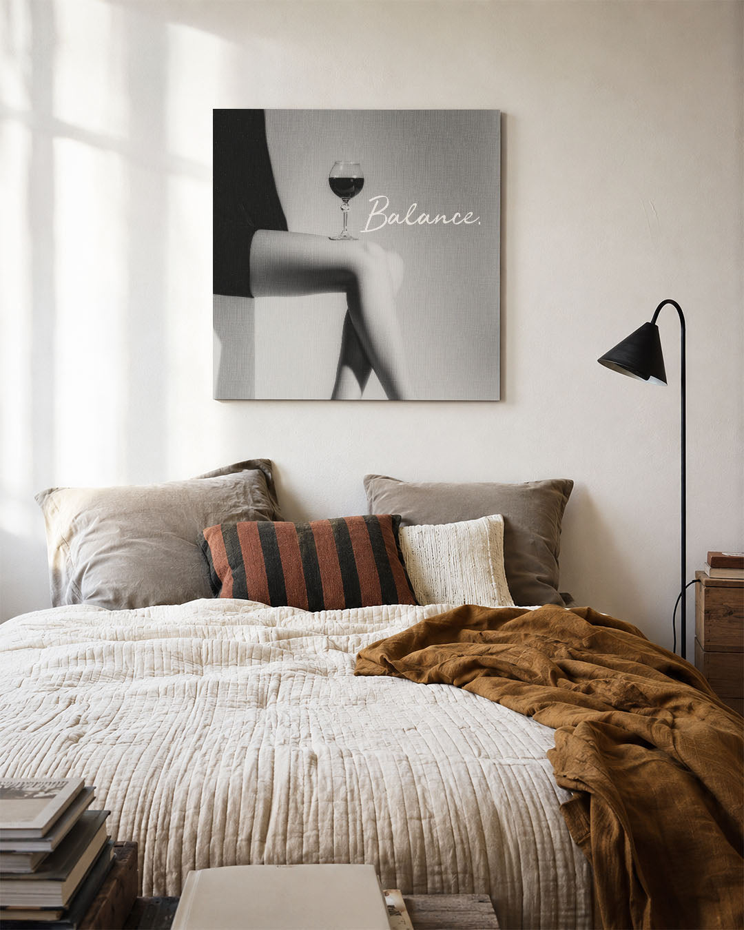 Elegante balans kunstwerk – detailweergave – dit kunstwerk toont een glas wijn op een gekruiste been, met het woord 'Balance'