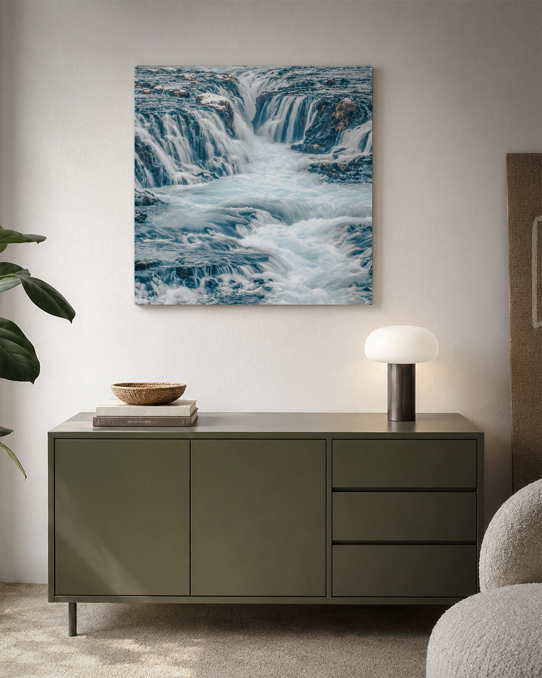 Dynamische waterval kunstwerk – detailweergave – deze kunstwerk toont een krachtige waterval met stromend water dat over