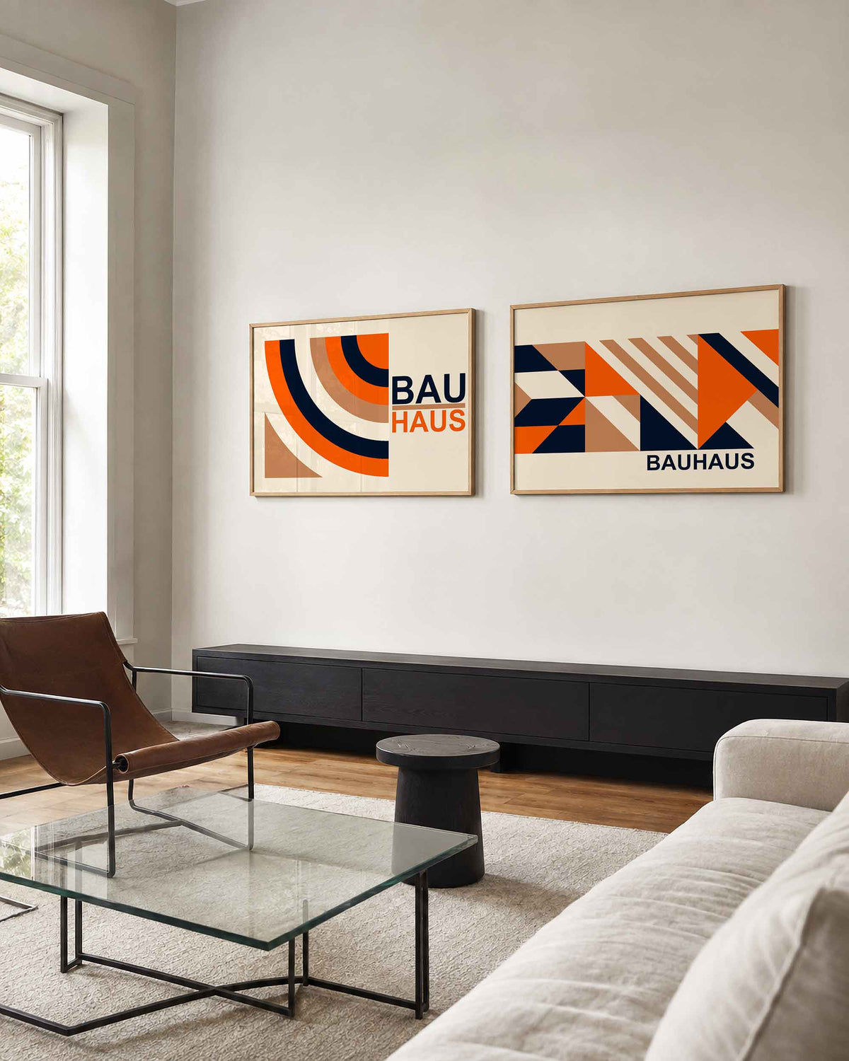 Interieurmockup van tweedelige landscape-posterset met oranje bogen en diagonalen