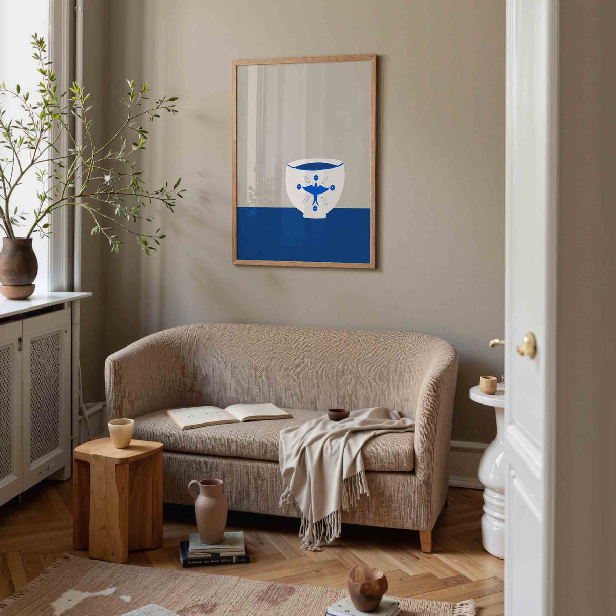 Witte kom met blauwe vogel – rustige poster in staand formaat