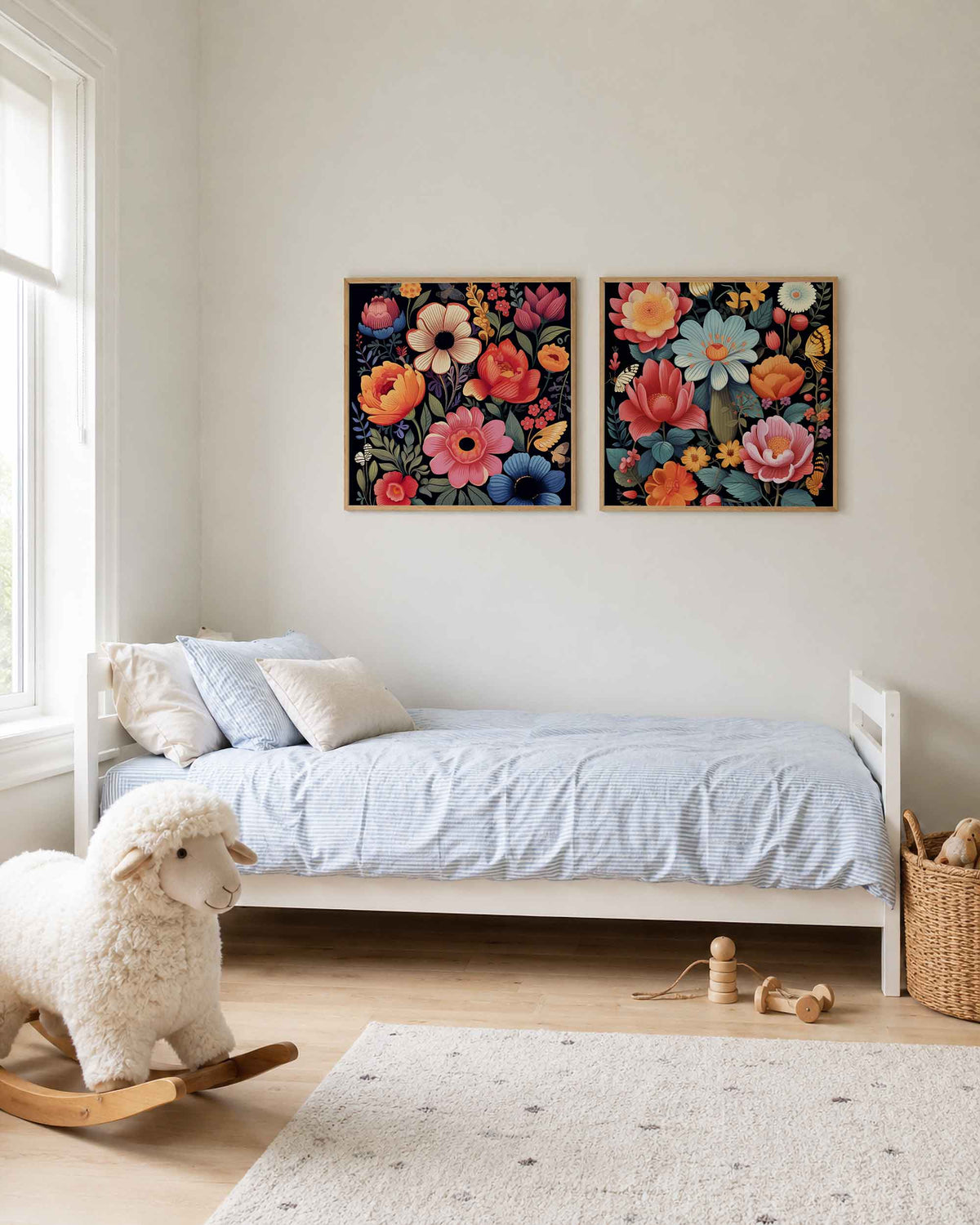 Interieurpresentatie van een tweedelige vierkante posterset met bloemen en vlinders