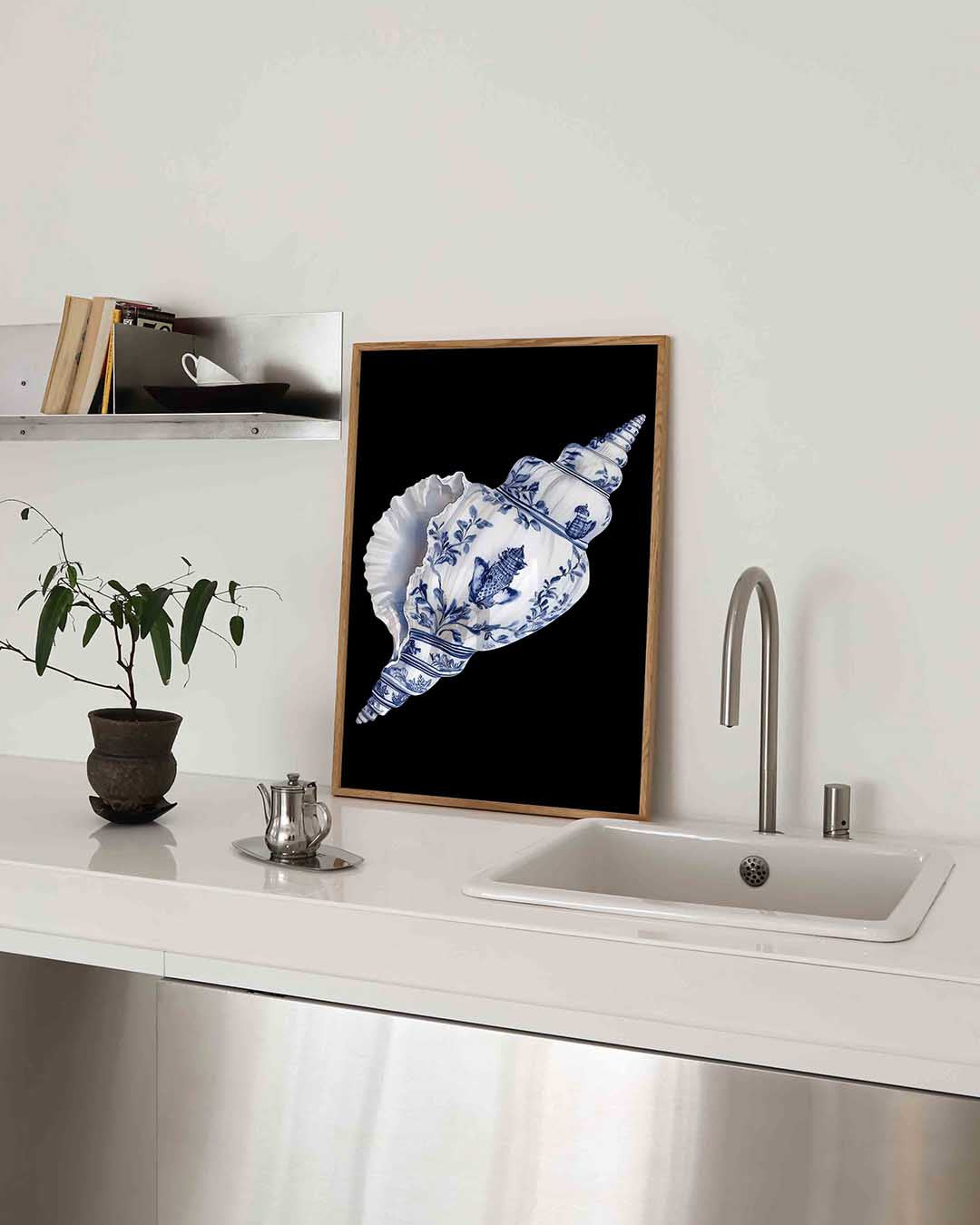 Schelp met blauwe patronen – blauw-witte poster in staand formaat