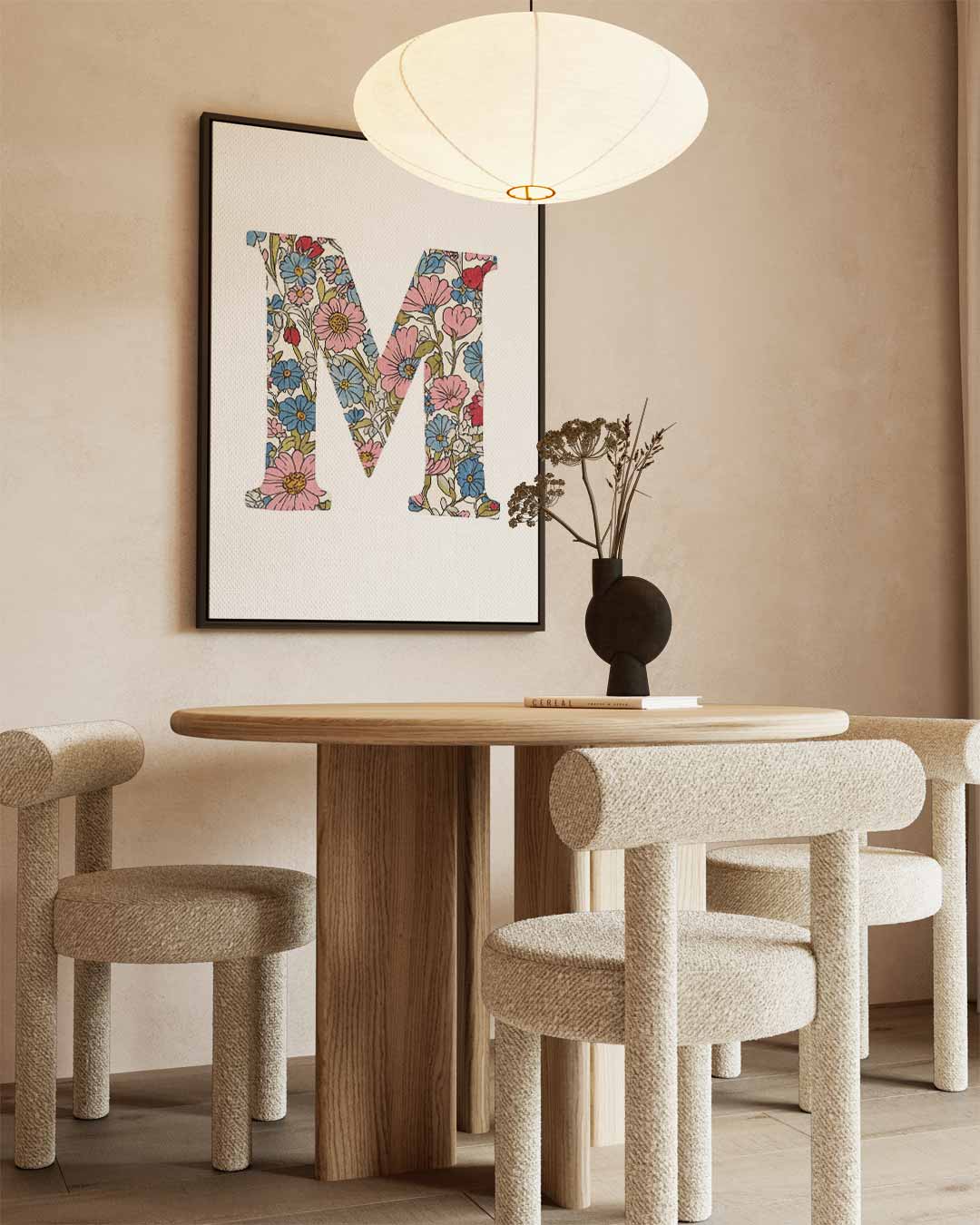 Bloemenpatroon Muurdecoratie Letter M – kunstwerk met zwarte baklijst