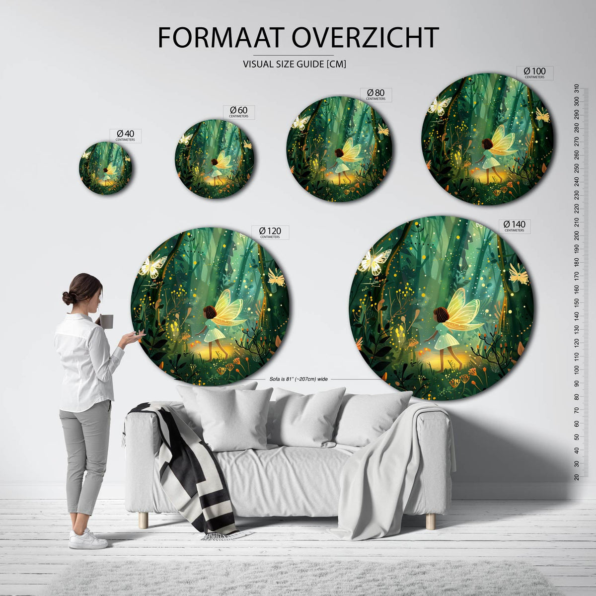 Fee in bos Muurcirkel – extra productweergave – Een fee met vleugels loopt door een bos met vlinders en bloemen in groene en