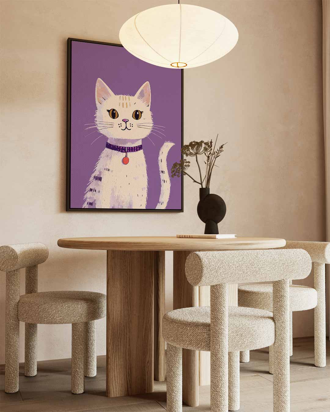Speelse Kat op Paarse Achtergrond – staand kunstwerk voor modern interieur