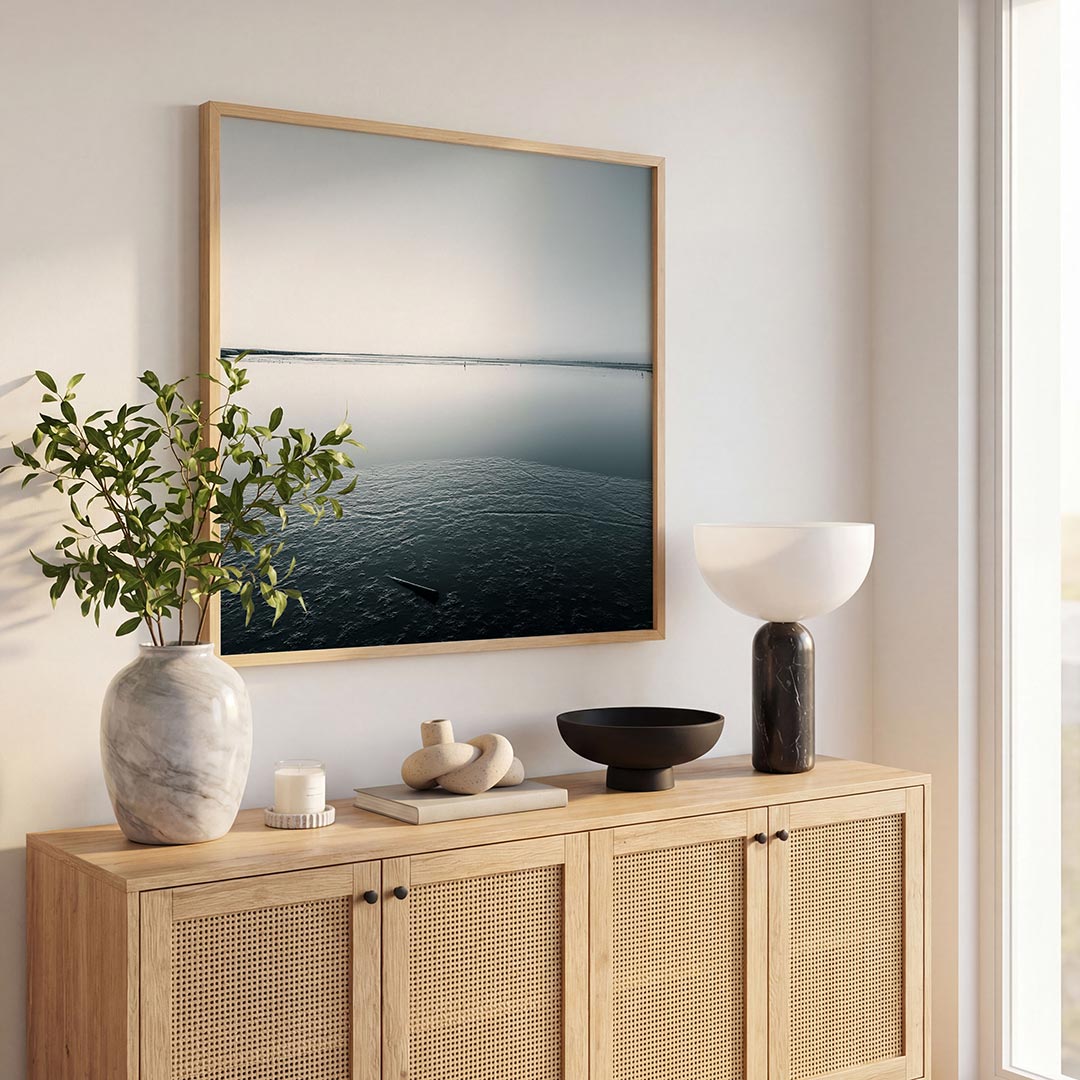 Rustige waterlandschap poster – tweede productweergave – deze poster toont een serene waterlandschap met een gladde horizon