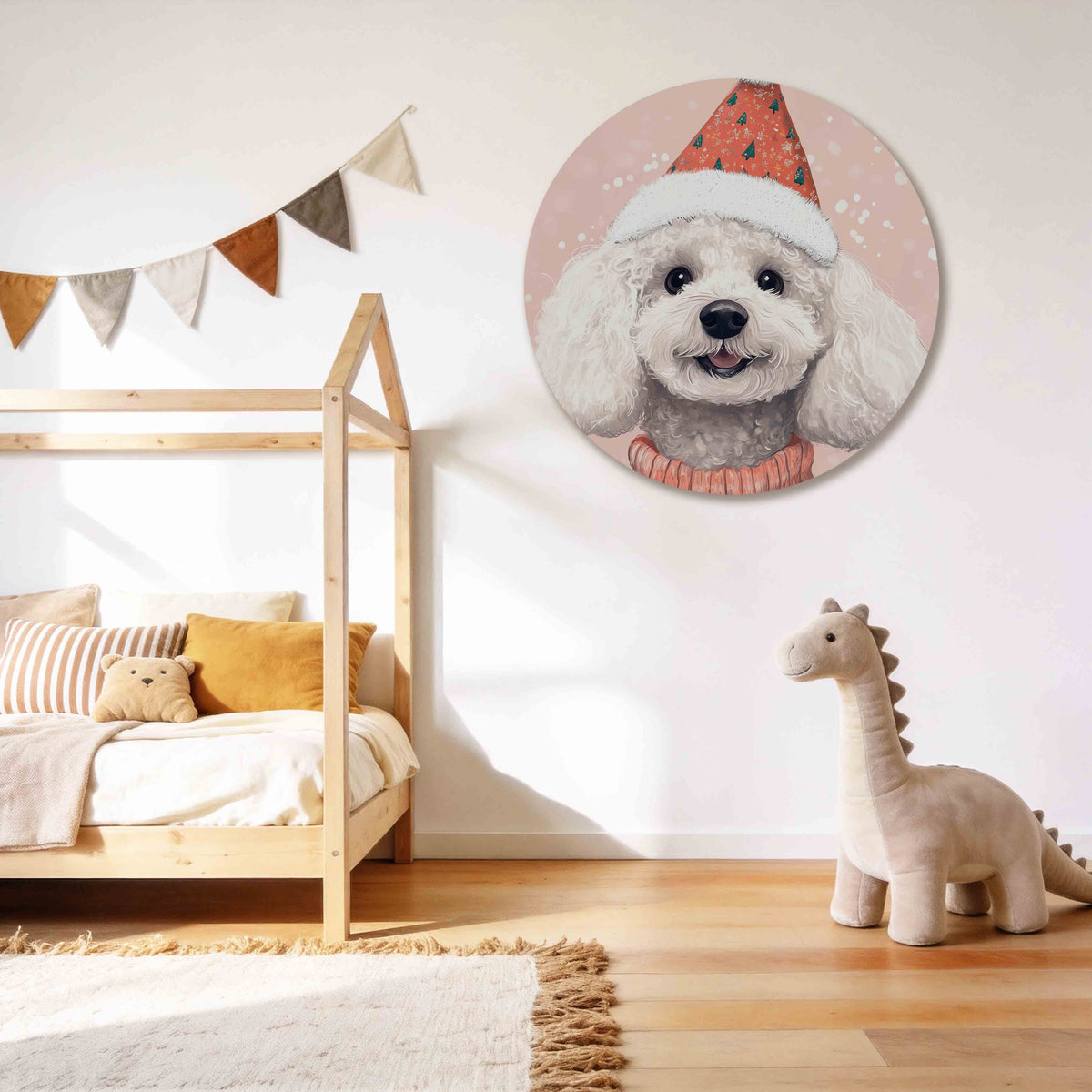 Hond met kerstmuts Muurcirkel – tweede productweergave – Een witte hond draagt een rode kerstmuts met groene boompjes op een
