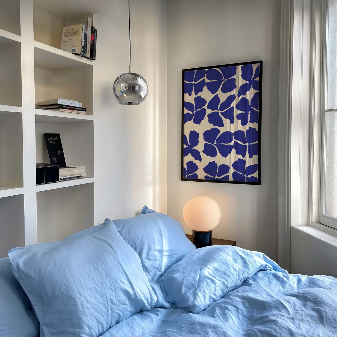 Blauwe Bloemenprint – staande kleurrijke abstracte wanddecoratie van WallArtistic
