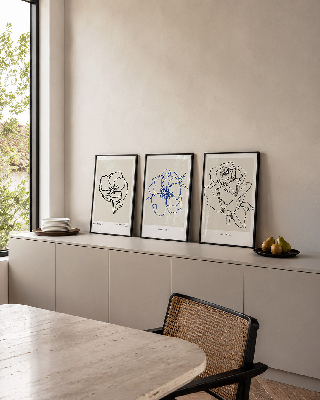 Lijnbloem – een eenvoudige bloemtekening in zwarte lijnen op een zachte, beige achtergrond – weergave 4