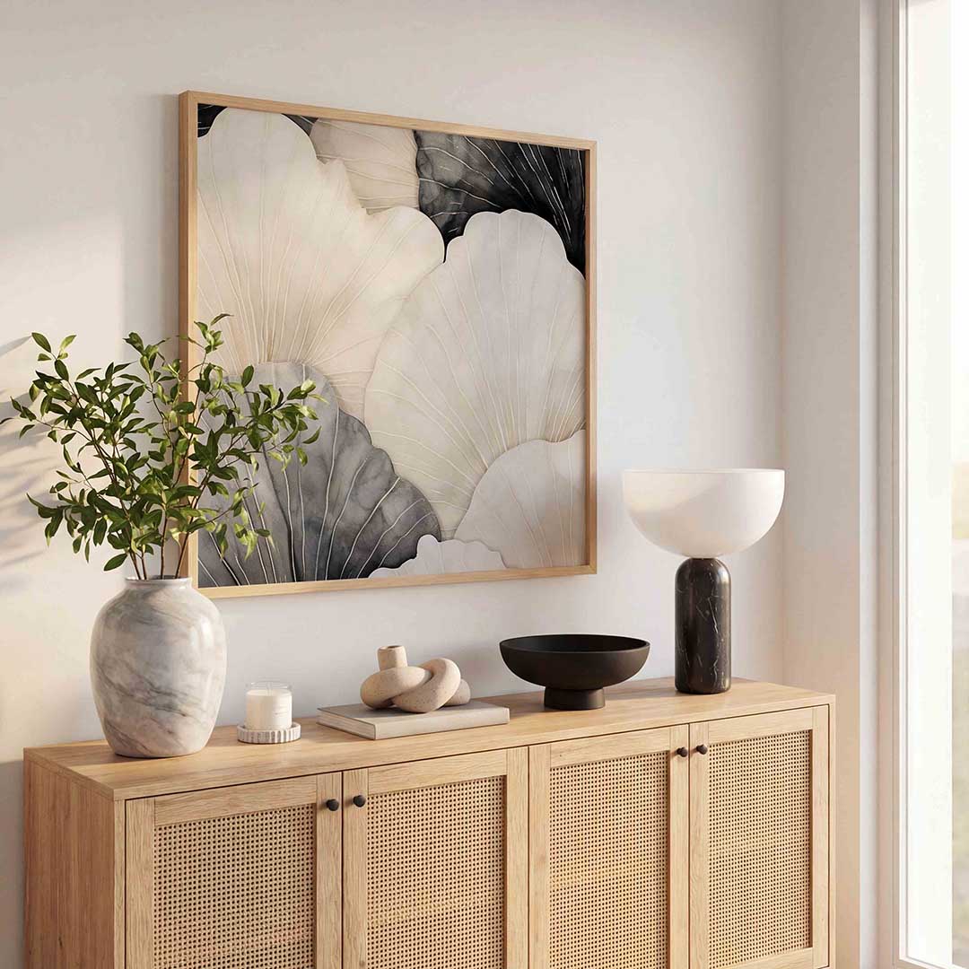 Bloemvormen in neutrale tinten – rustige abstracte wandkunst als vierkante poster