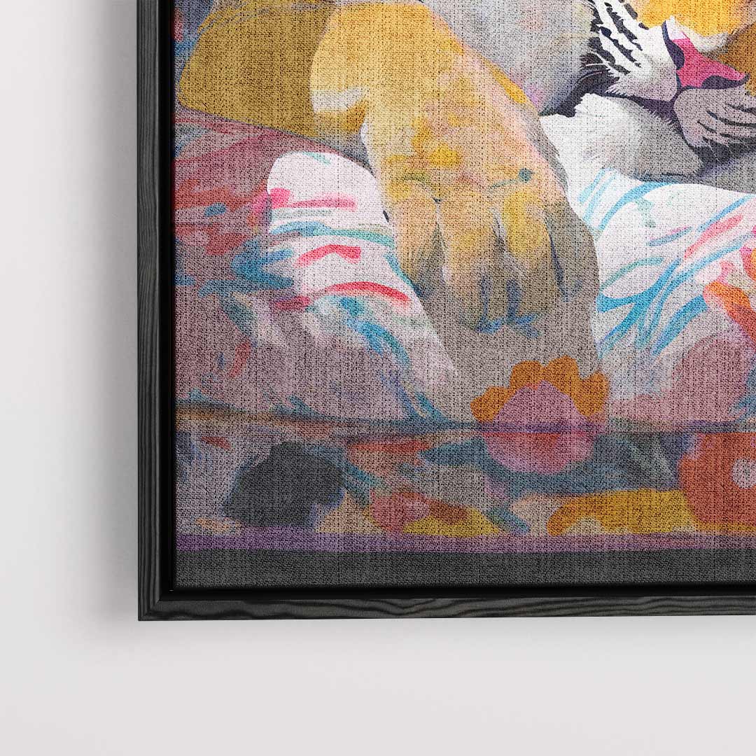 Luie Tijger Knus in Bloemenfauteuil – plexiglas wanddecoratie in portret formaat