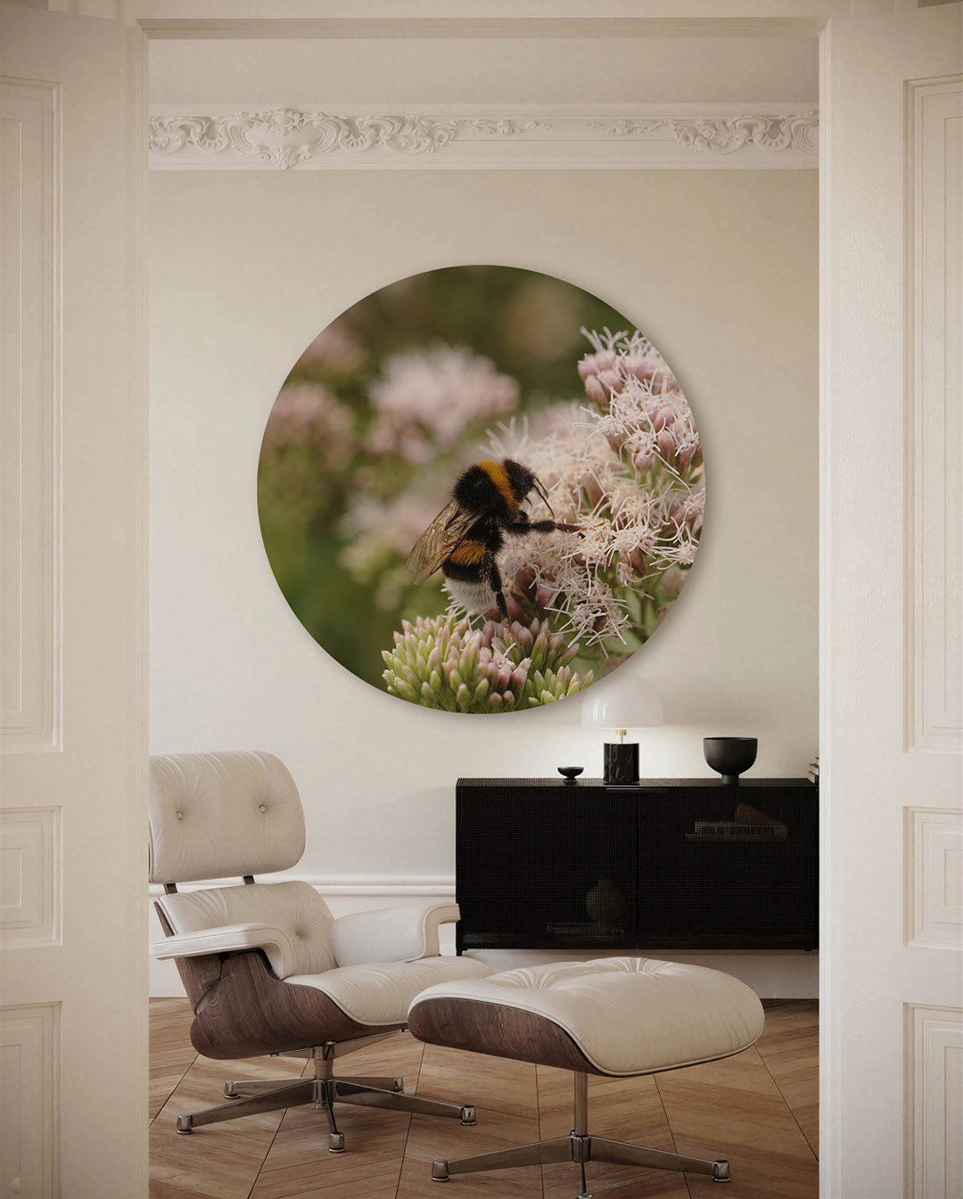 Bij op bloemen – fotografische muurcirkel voor aan de muur