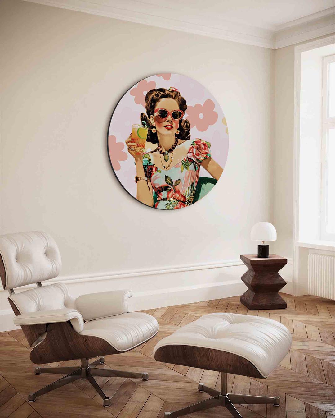 Vrouw met cocktail – ronde Pop Art wanddecoratie van WallArtistic