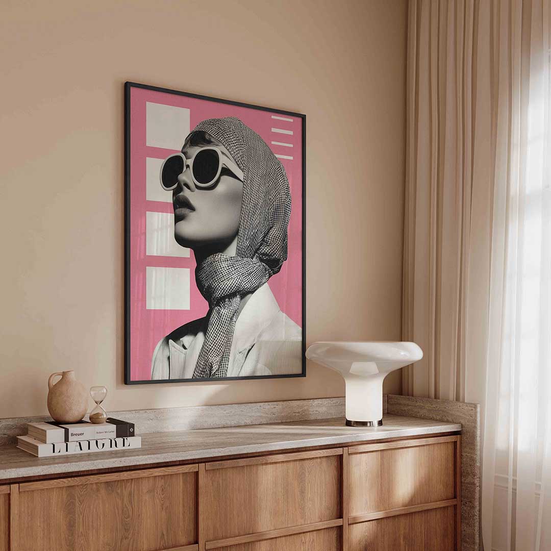 Vrouw met zonnebril – kleurrijke Pop Art poster in staand formaat