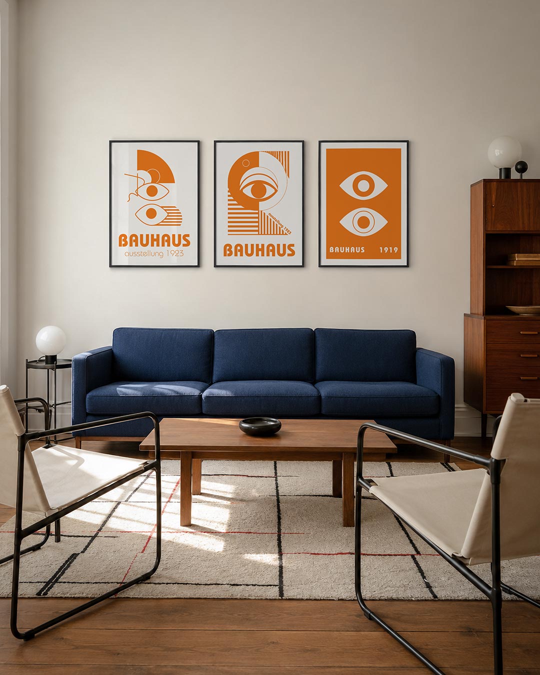 Oog en lijnen driedelige posterset – oranje vormen en lijnen creëren een speelse visuele ordening. Twee ogen, een halve