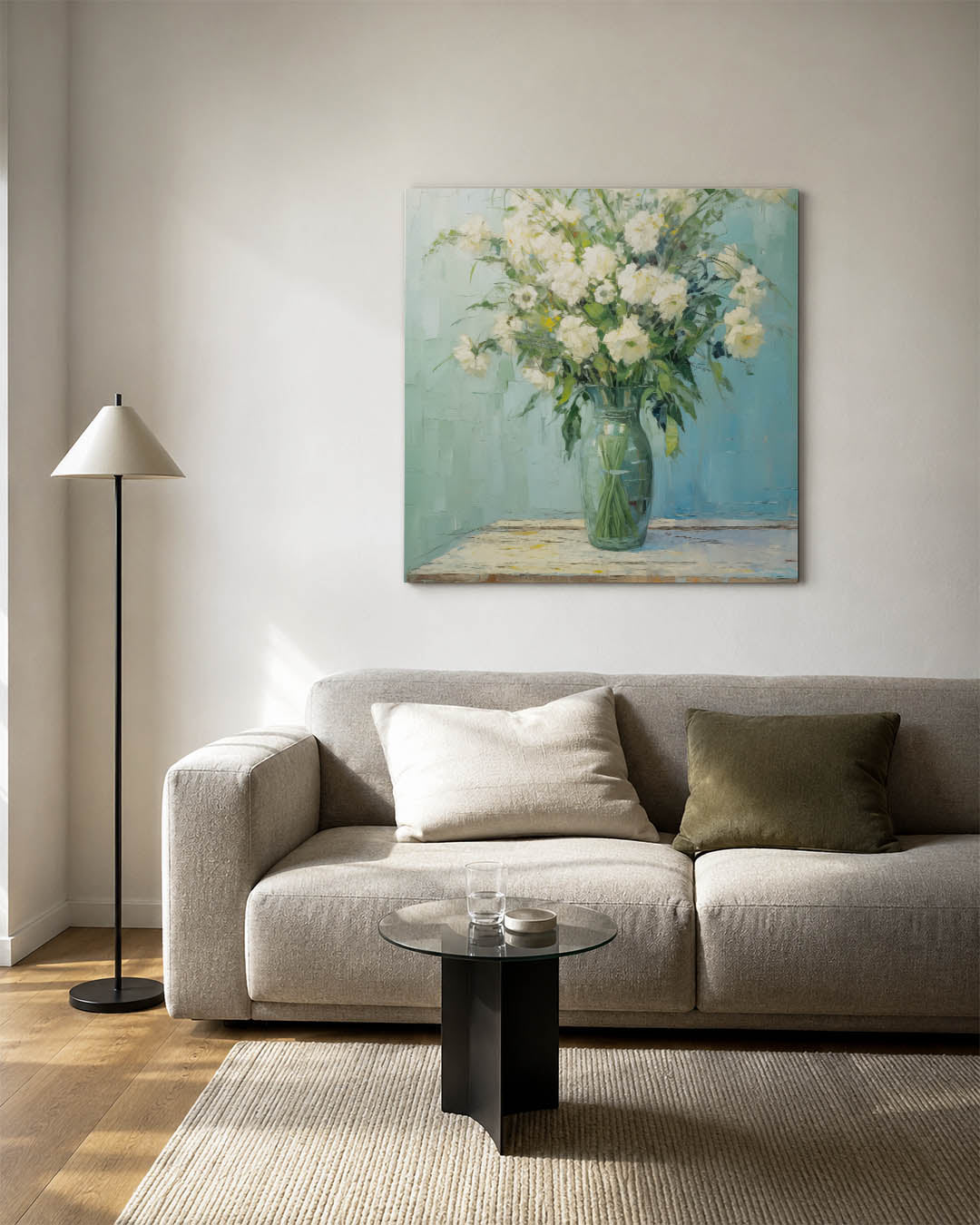 Bloemen in vaas kunstwerk – detailweergave – dit werk toont een glazen vaas met witte bloemen en groene bladeren tegen een