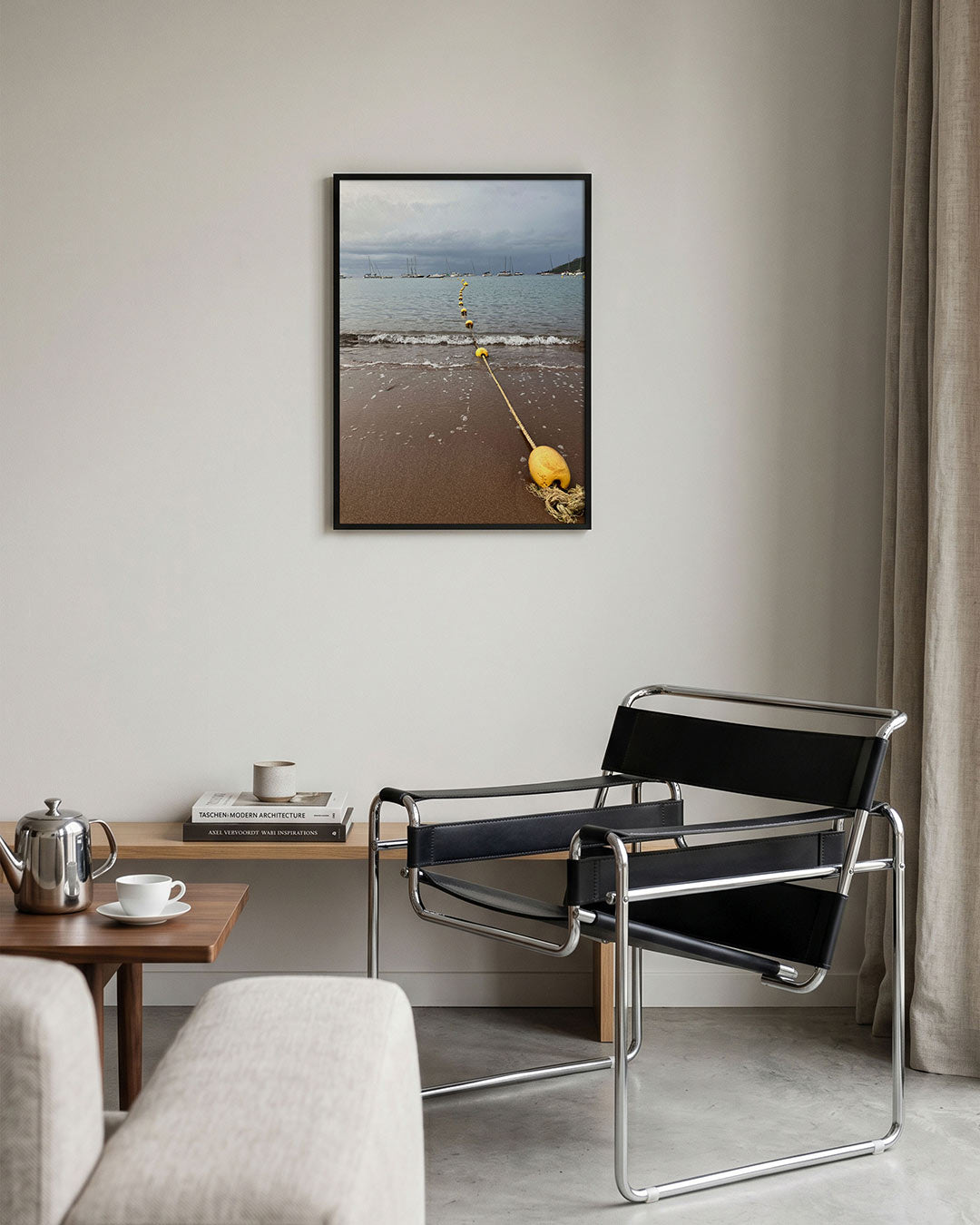 Zee en boeien poster – tweede productweergave – een serene zee met een lijn van gele boeien die naar de horizon leidt. De